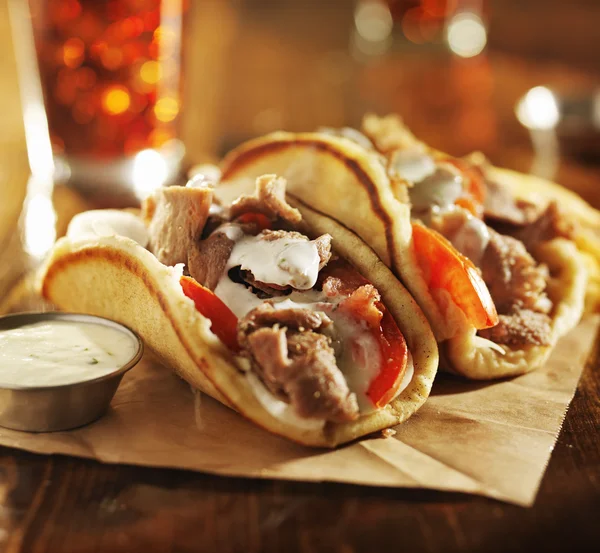 Griekse gyros met tzatziki saus — Stockfoto