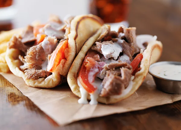 Griechischer Gyros mit Tzatziki-Sauce — Stockfoto