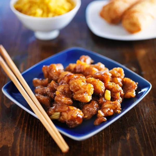 Orange chicken on blue plate — 图库照片