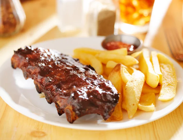 Plaat met barbecue ribben — Stockfoto