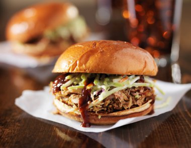 Barbekü soslu domuz eti sandviçler çekti