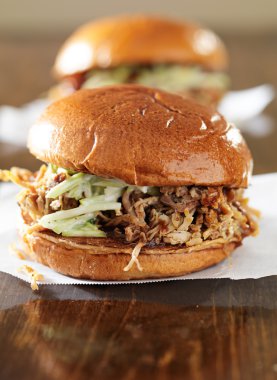 Barbekü soslu domuz eti sandviçler çekti
