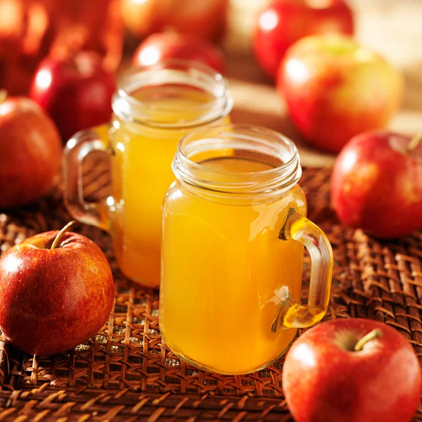 Jars filled with hot apple cider — Stock Photo, Image