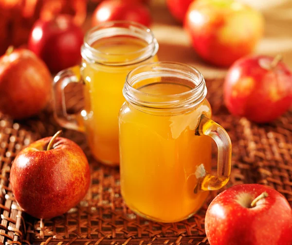 Jars filled with hot apple cider — Stock Photo, Image