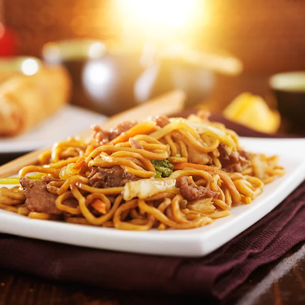 Chinesisches Rindfleisch lo mein mit orangefarbenem Schein — Stockfoto