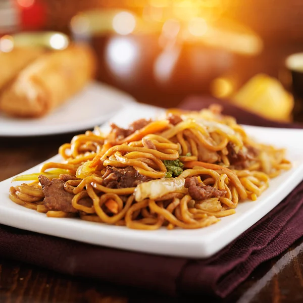 Nötkött lo mein med orange bländning — Stockfoto