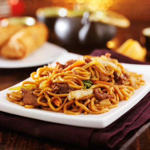 Chinese beef lo mein on plate — 图库照片