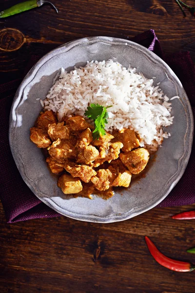 Blick auf indisches Chicken Curry auf Teller — Stockfoto