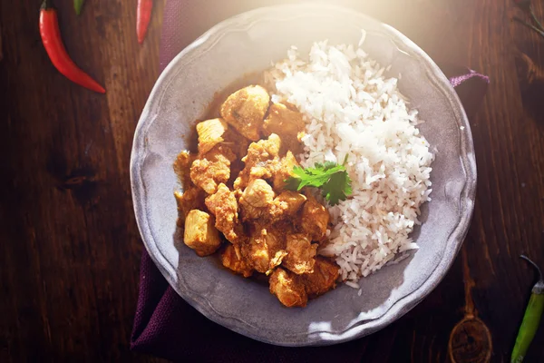 Utsikt över Indiska kyckling curry på plattan — Stockfoto