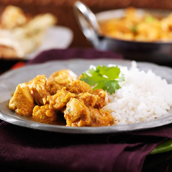 Curry vindaloo de frango indiano com arroz basmati — Fotografia de Stock