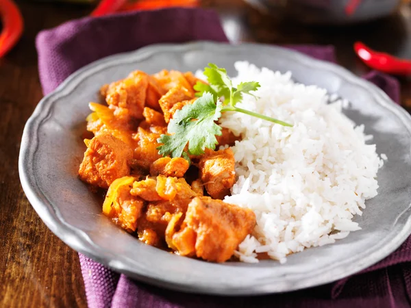 Curry vindaloo de frango indiano com arroz basmati — Fotografia de Stock