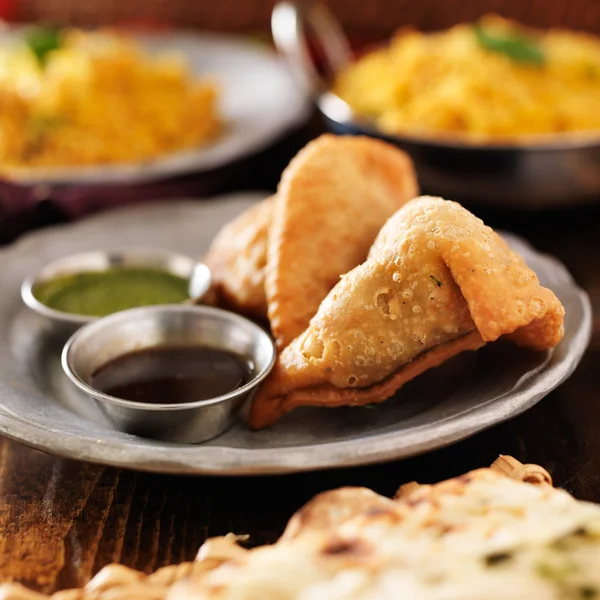 Dois samosa indiana com hortelã e chutney quente — Fotografia de Stock