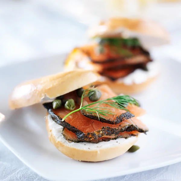 Bagel met zalm, room kaas, dille en kappertjes — Stockfoto