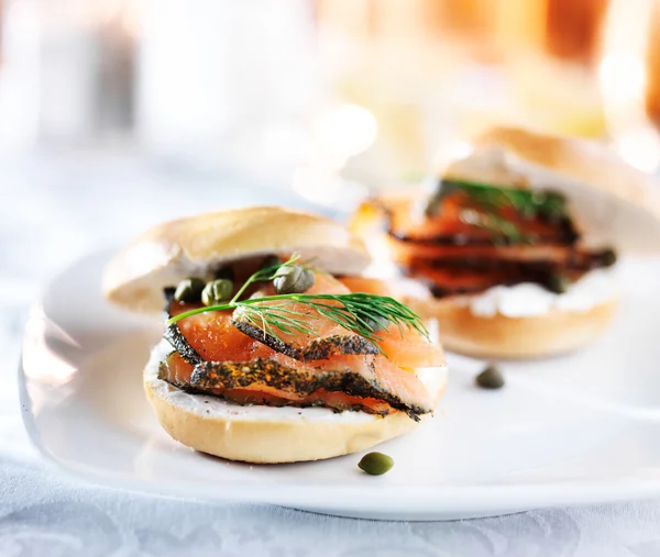 Bagel with salmon, cream cheese, dill, and capers — Stock Photo, Image