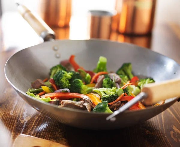 Asiatischer Wok mit Rindfleisch und Gemüse unter Rühren braten — Stockfoto