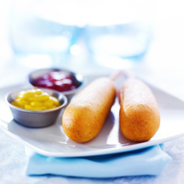 parlak sahne iki sosisli ile yaktı