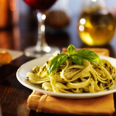 Fesleğen pesto soslu İtalyan fettuccine