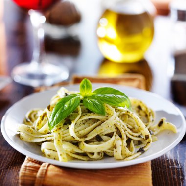 Fesleğen pesto soslu İtalyan fettuccine