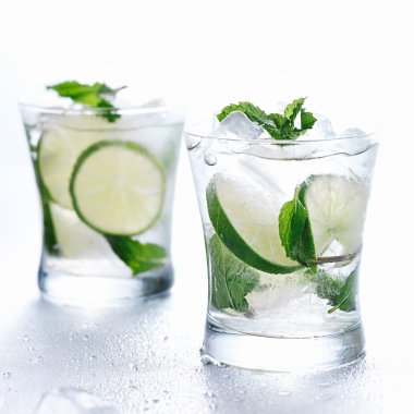 İki mojito kokteyller