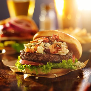 Hamburger bleu peynir ve pastırma ile