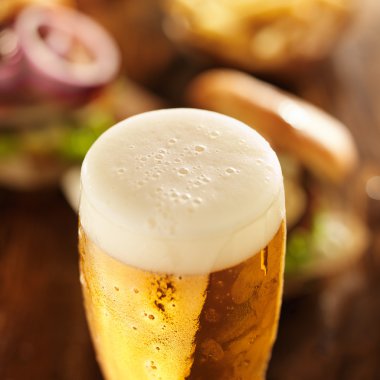 bardak bira hamburger ile