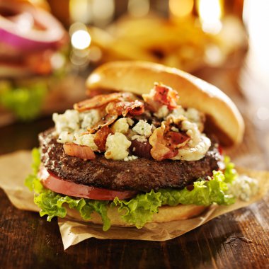 Sosis ve bleu peynir gurme burger