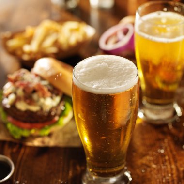 Köpüklü baş ve hamburger ile soğuk bira