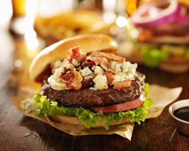 Sosis ve bleu peynir gurme burger