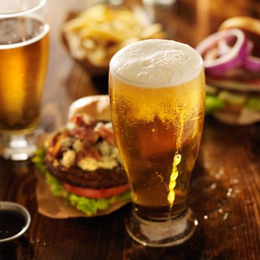Köpüklü baş ve hamburger ile soğuk bira
