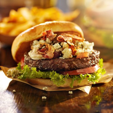 Sosis ve bleu peynir gurme burger