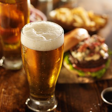 Köpüklü baş ve hamburger ile soğuk bira