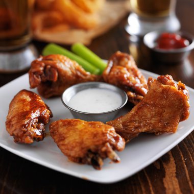 Barbekü buffalo wings kereviz ile tavuk