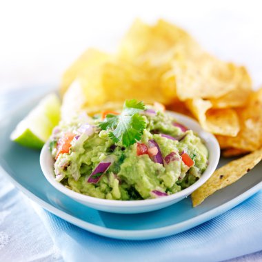 Meksika guacamole tortilla cips ile