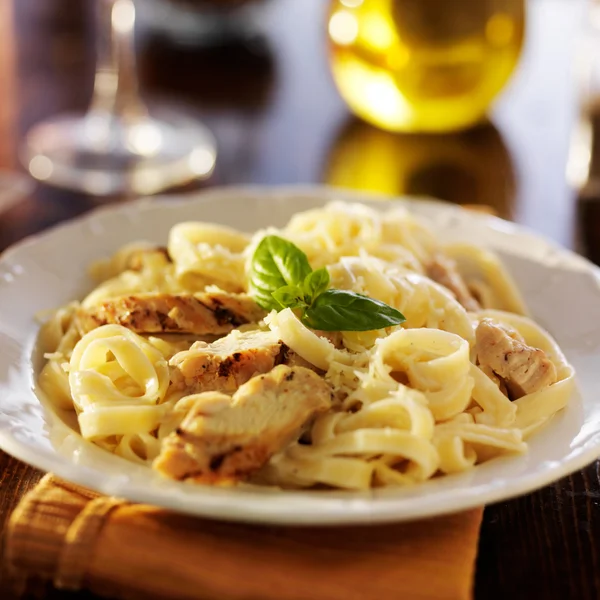 Fettuccine alfredo pasta med grillad kyckling — Stockfoto