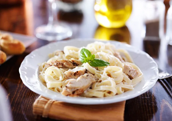 Italienska fettuccine alfredo pasta — Stockfoto