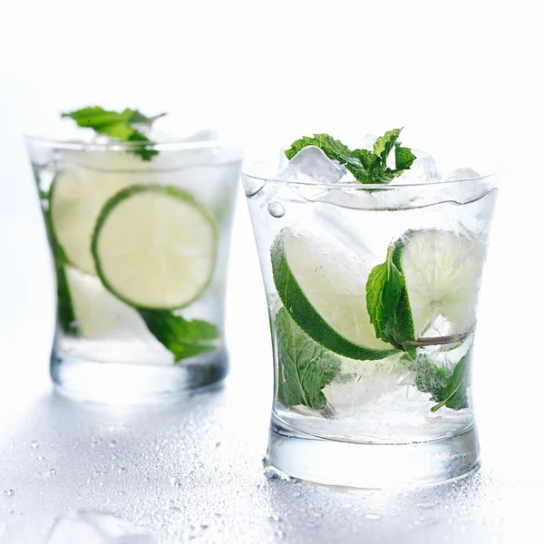 Two mojito cocktails — Stock Photo, Image