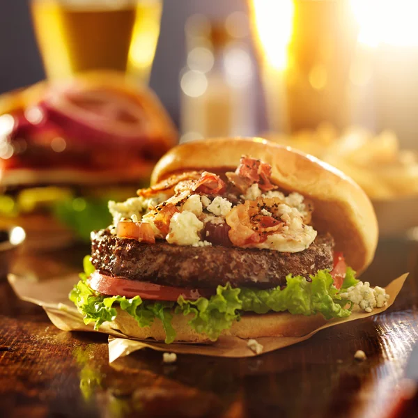 Hamburguesa con queso azul y tocino —  Fotos de Stock