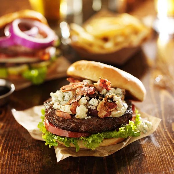 Bacon en bleu kaas gastronomische Hamburger — Stockfoto