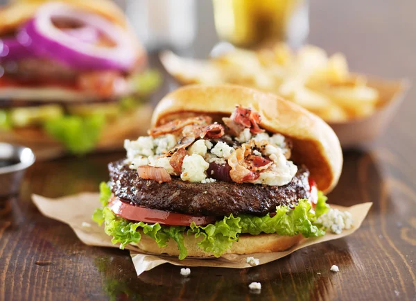 Boczkiem i serem bleu gourmet burger — Zdjęcie stockowe