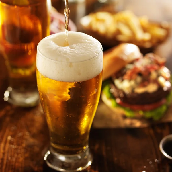 Hamburguesas en la mesa del restaurante — Foto de Stock