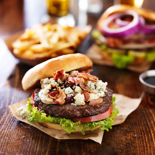 Hamburguesa gourmet de tocino y queso azul —  Fotos de Stock