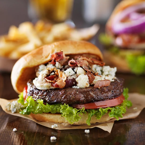 Hambúrguer gourmet de bacon e queijo bleu — Fotografia de Stock