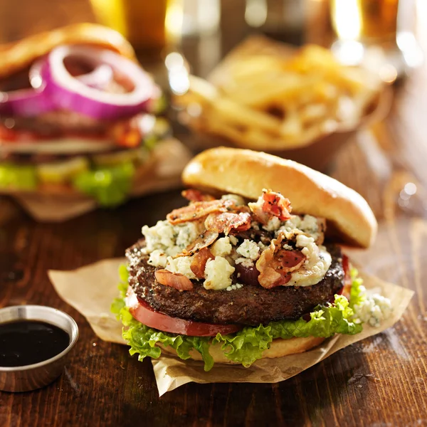 Hambúrguer gourmet de bacon e queijo bleu — Fotografia de Stock