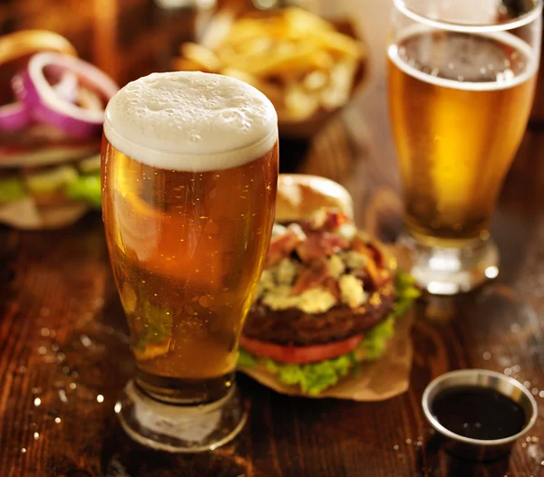 Cerveza con hamburguesas en la mesa — Foto de Stock