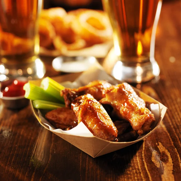 Alitas de pollo de búfalo en cesta con apio — Foto de Stock