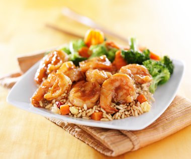Karides ve kızarmış pilav teriyaki çanak