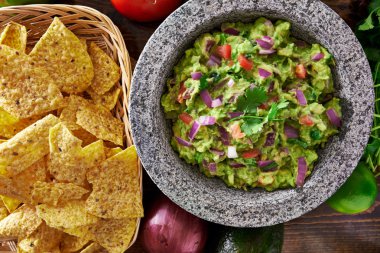 Molcajete içinde Meksika guacamole