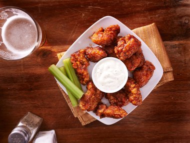 Barbekü buffalo wings bira ile tavuk