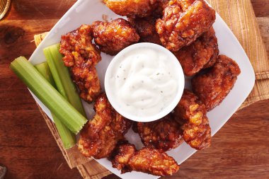 Barbekü buffalo wings bira ile tavuk