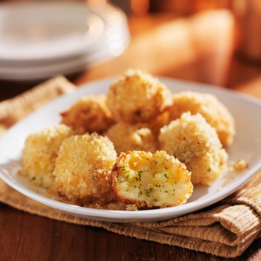 Peynirli panko kabuklu patates ısırıkları